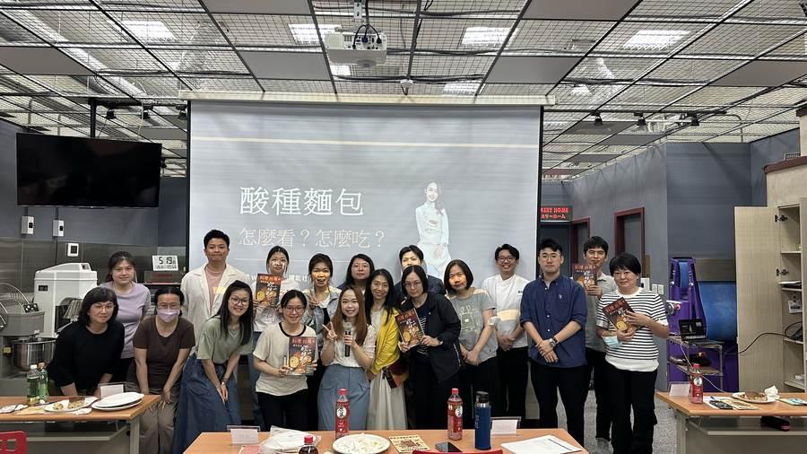 Tina 於酸種麵包課程與學員合影