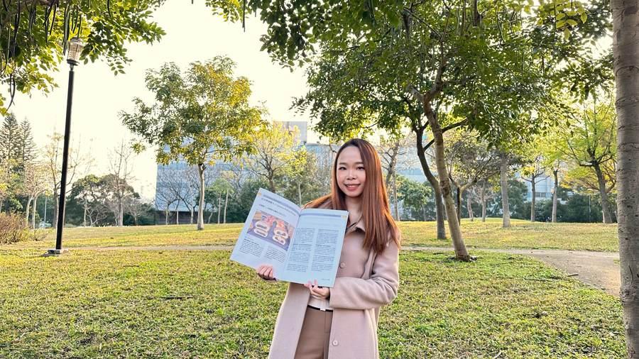 Tina 手持烘焙雜誌於戶外拍攝